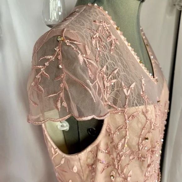 Elegant floral embroidered night or special event dress - Picture 5 of 16